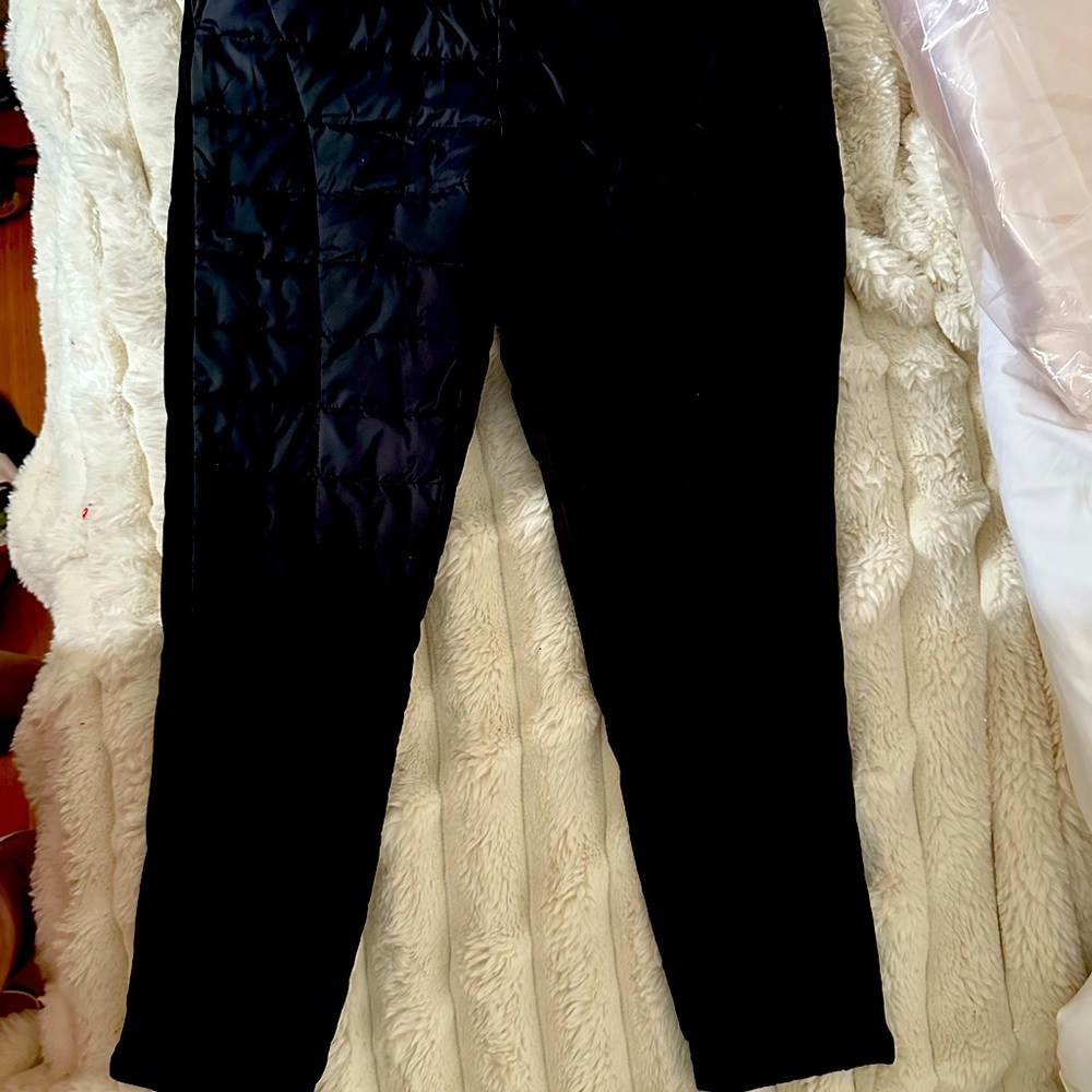 Black quilted pants, brand new with tag, elasticized wait, pockets!!
Fits 8-0